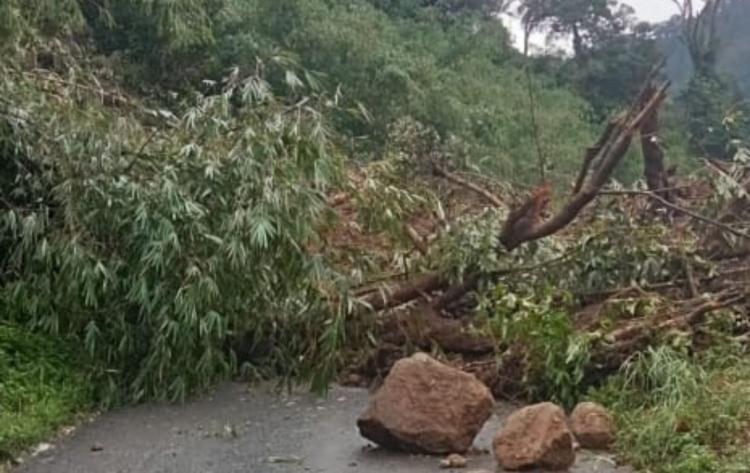 Dibantai Hujan, Jalan Pamah Semelir Longsor, Akses Langkat Tanah Karo Putus