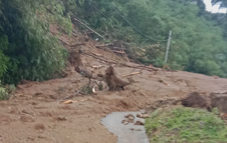 Longsor Kembali Terjadi di Desa Telagah, Badan Jalan Tertimbun Lumpur
