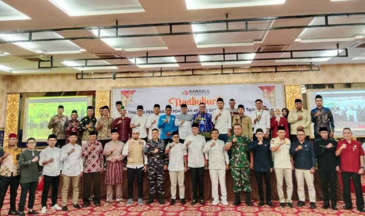 Bawaslu Kepulauan Meranti 'Ngabuburit' Evaluasi Pengawasan Pilkada Serentak 2024