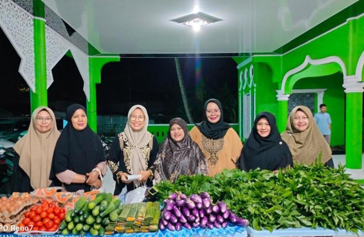 Jumat Berkah, DWP Unit Disbun Bengkalis Sedekah Sayur di Masjid Al Istida Selepas Subuh