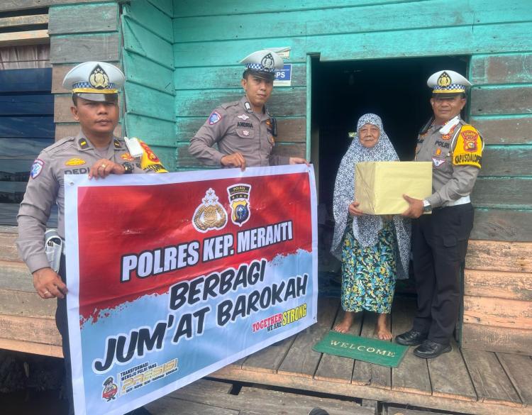 Satlantas Polres Kepulauam Meranti Bagikan Sembako ke Warga Selatpanjang di Jumat Berkah