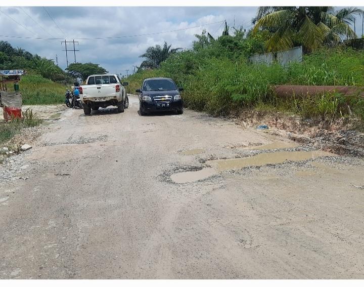 Kendaraan Zigzag Hindari Lubang Ulah Jalan Pipa Air Bersih Rusak Berat Bak 'Kubangan'