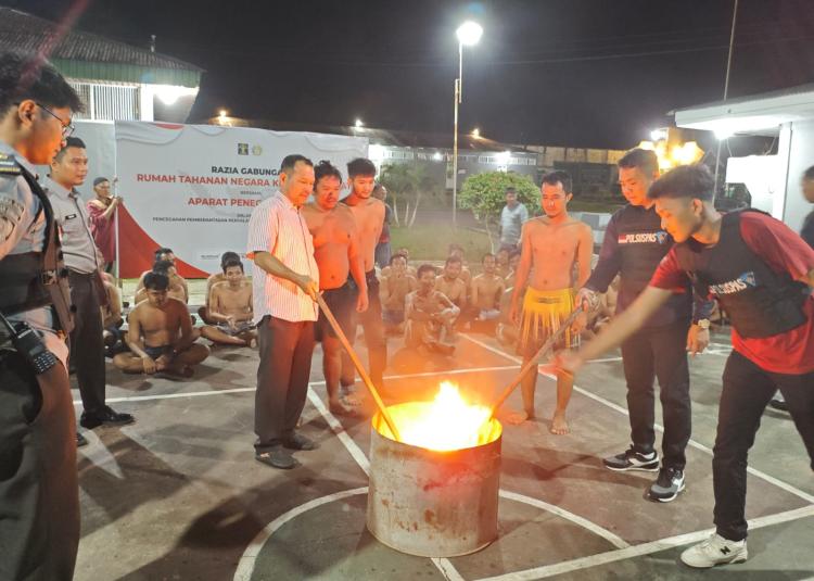 Berantas Halinar, Rutan Rengat Inhu Konsisten Gelar Razia Blok Hunian