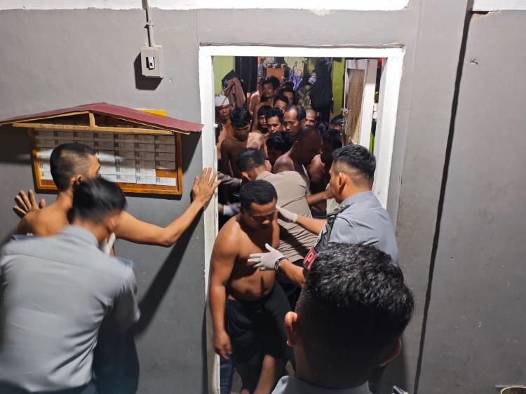Berantas 'Halinar', Blok Hunian Warga Binaan Rutan Rengat Dirazia