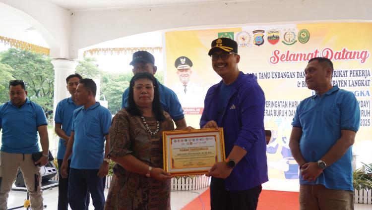 Jadi Tokoh Inspiratif, Pekerja dan Serikat Buruh Berikan Penghargaan Kepada Kapolres Langkat