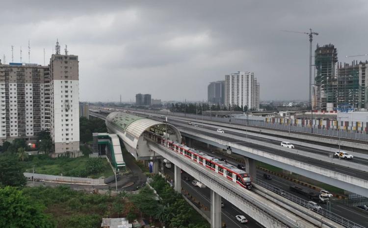 LRT Jabodebek Ajak Pengguna Waspada dan Manfaatkan Fasilitas Pengering Payung di Stasiun