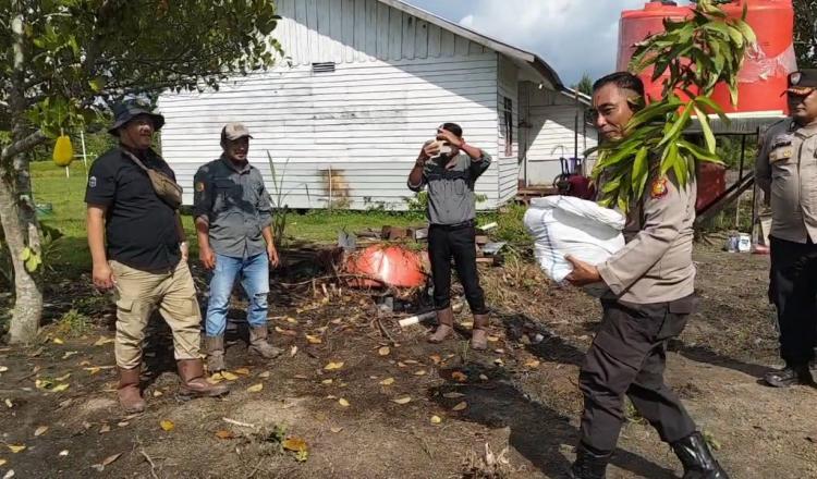 Kapolres Inhil Beri Hadiah Bibit Pohon ke Manajer PT Oscar Lagi Ulang Tahun