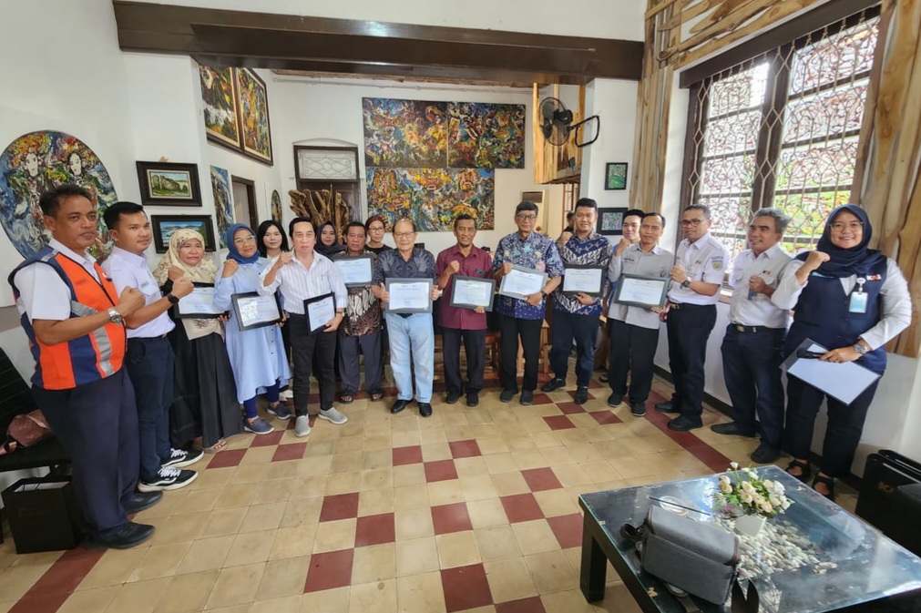 KAI Daop 8 Surabaya Beri Penghargaan ke Penyewa Aset Tertib Administrasi