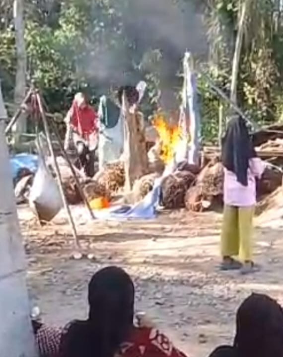 Peron Sawit Diduga Dibakar Inur dan Kelompok Ibu-ibu Perwiritan