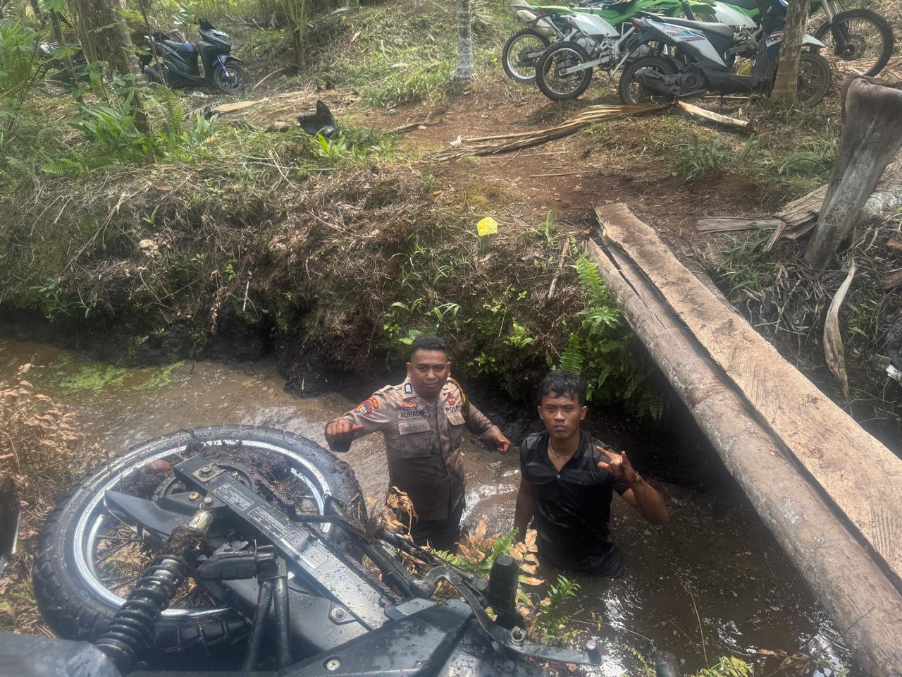 Aksi Heroik Polisi Tembilahan Hulu Terjun ke Parit Demi Tugas Padamkan Karhutla
