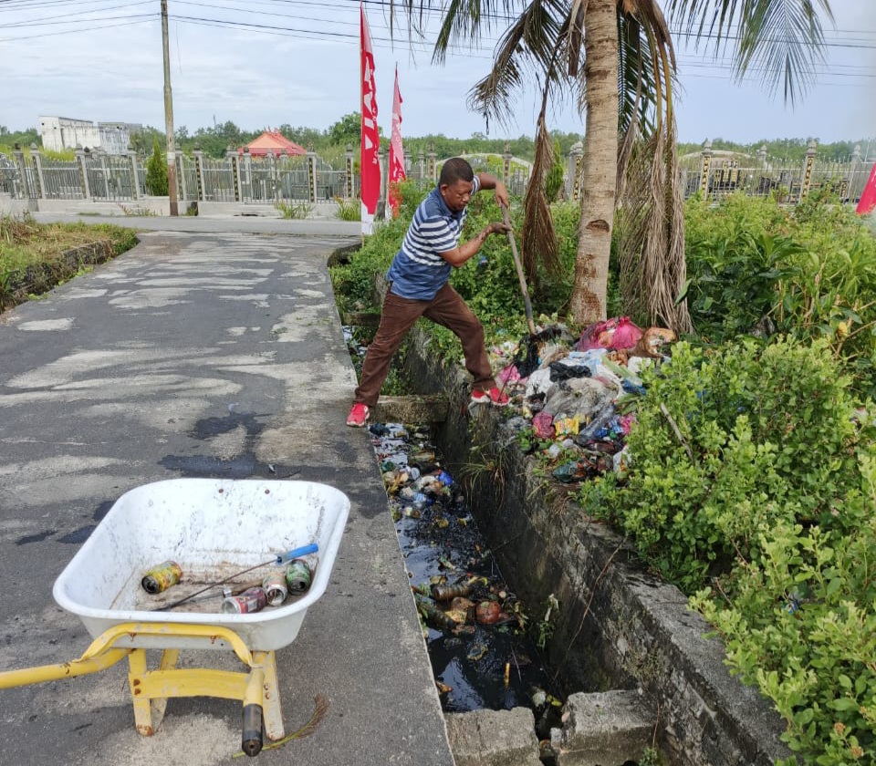 Camat Tebing Tinggi Berbaur Bersama Masyarakat Goro Sambut HUT RI ke 80