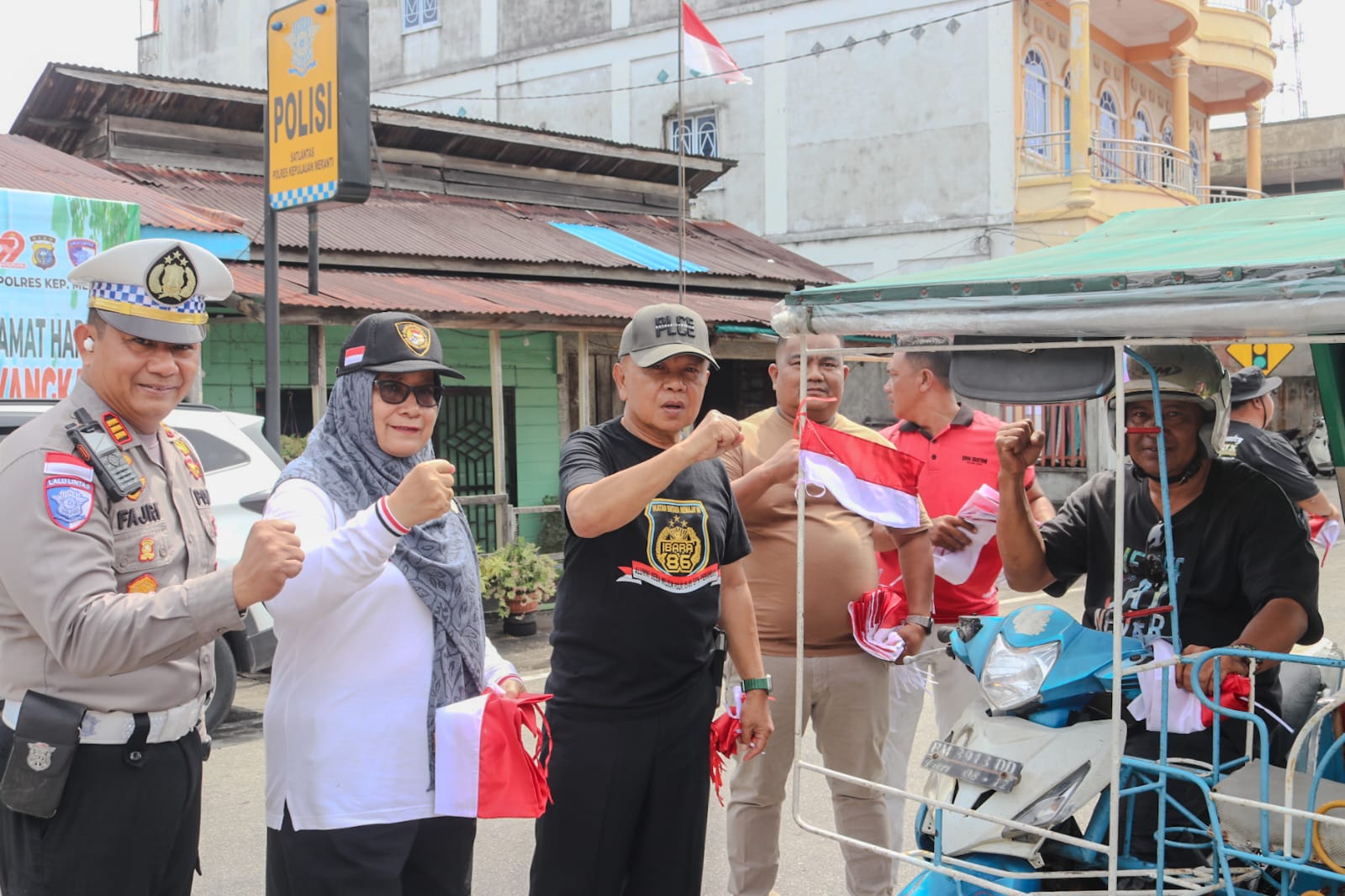 H Asmar Turun Kejalan Bagikan Bendera Merah Putih ke Pengendara Jelang HUT RI ke 80