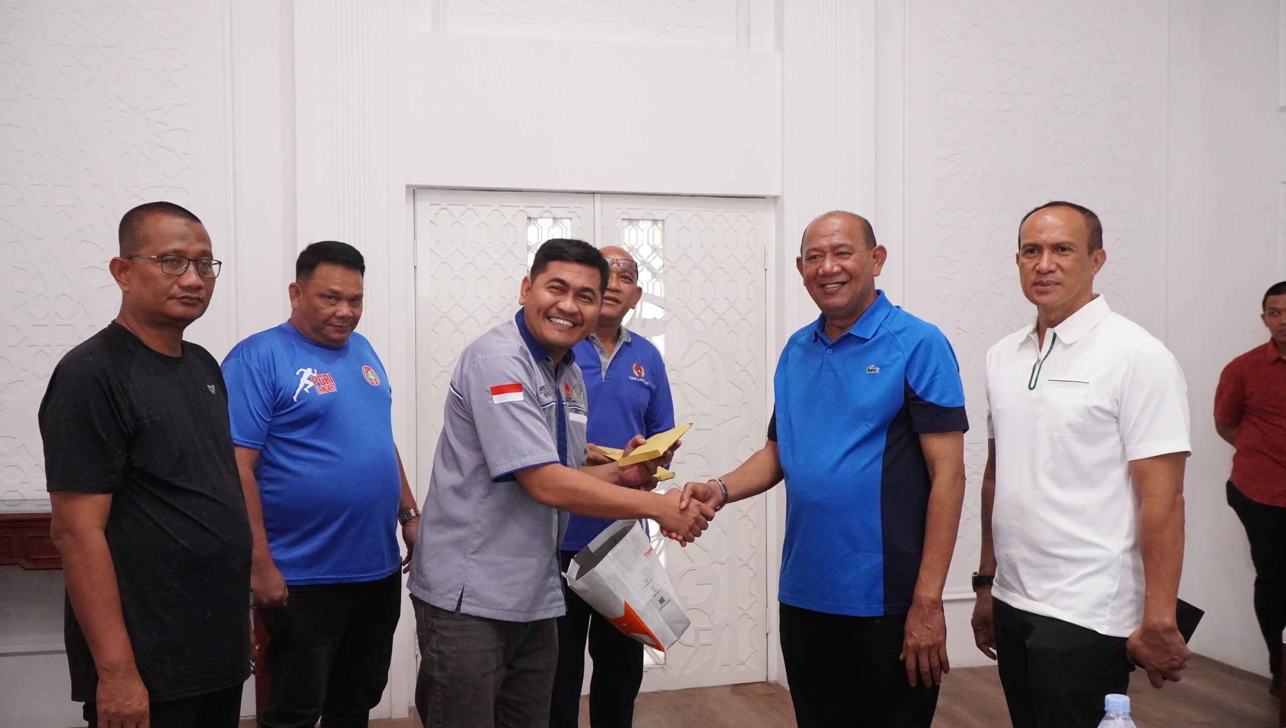 Syah Afandin Salurkan Bantuan ke 10 Cabor, Tegaskan Komitmen Pembinaan Atlet Muda Langkat