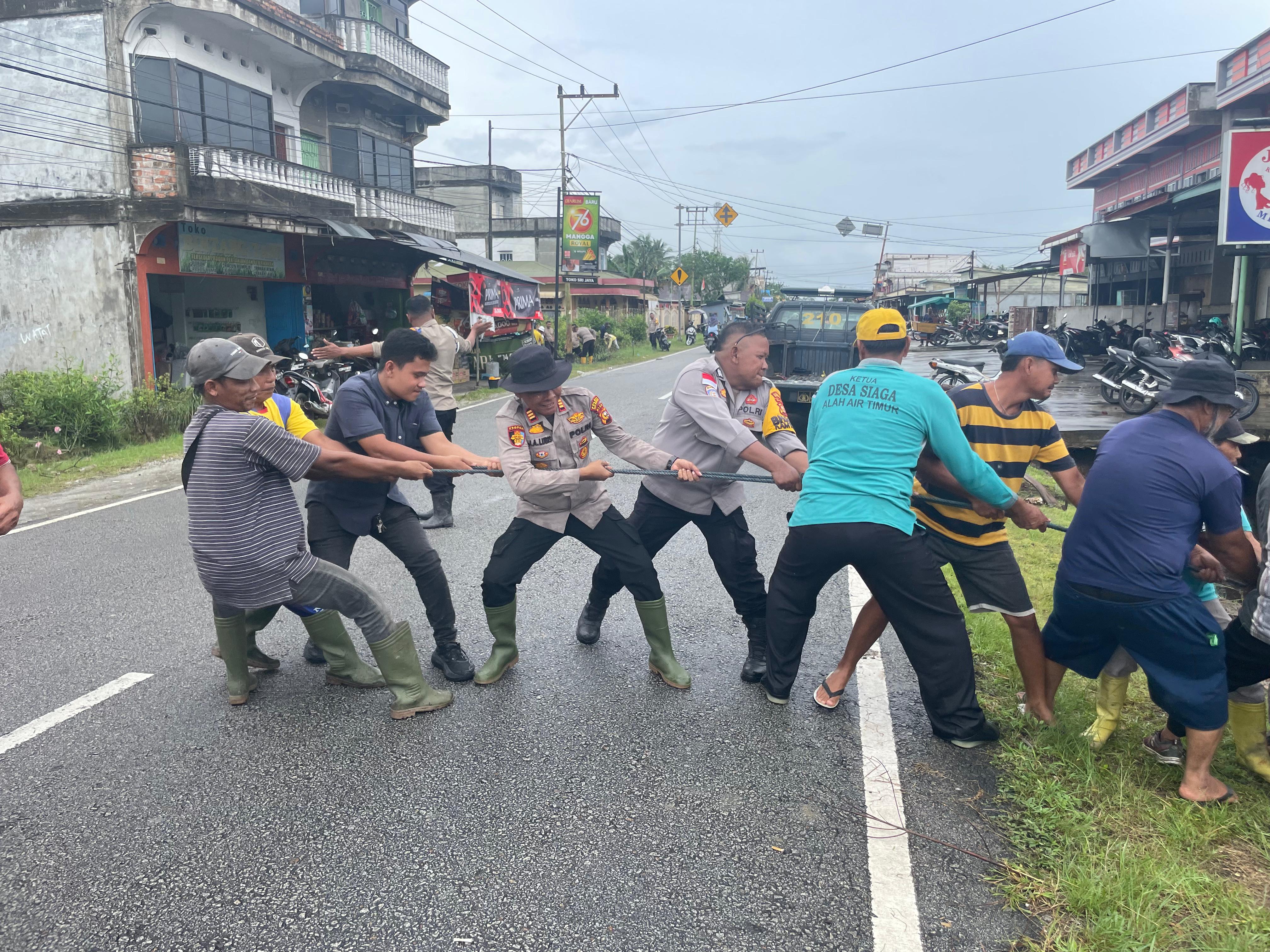 Pemdes Alahair dan Alahair Timur  Bersama Polsek Tebing Tinggi Goro Bersihkan Parit Jalan Pelajar