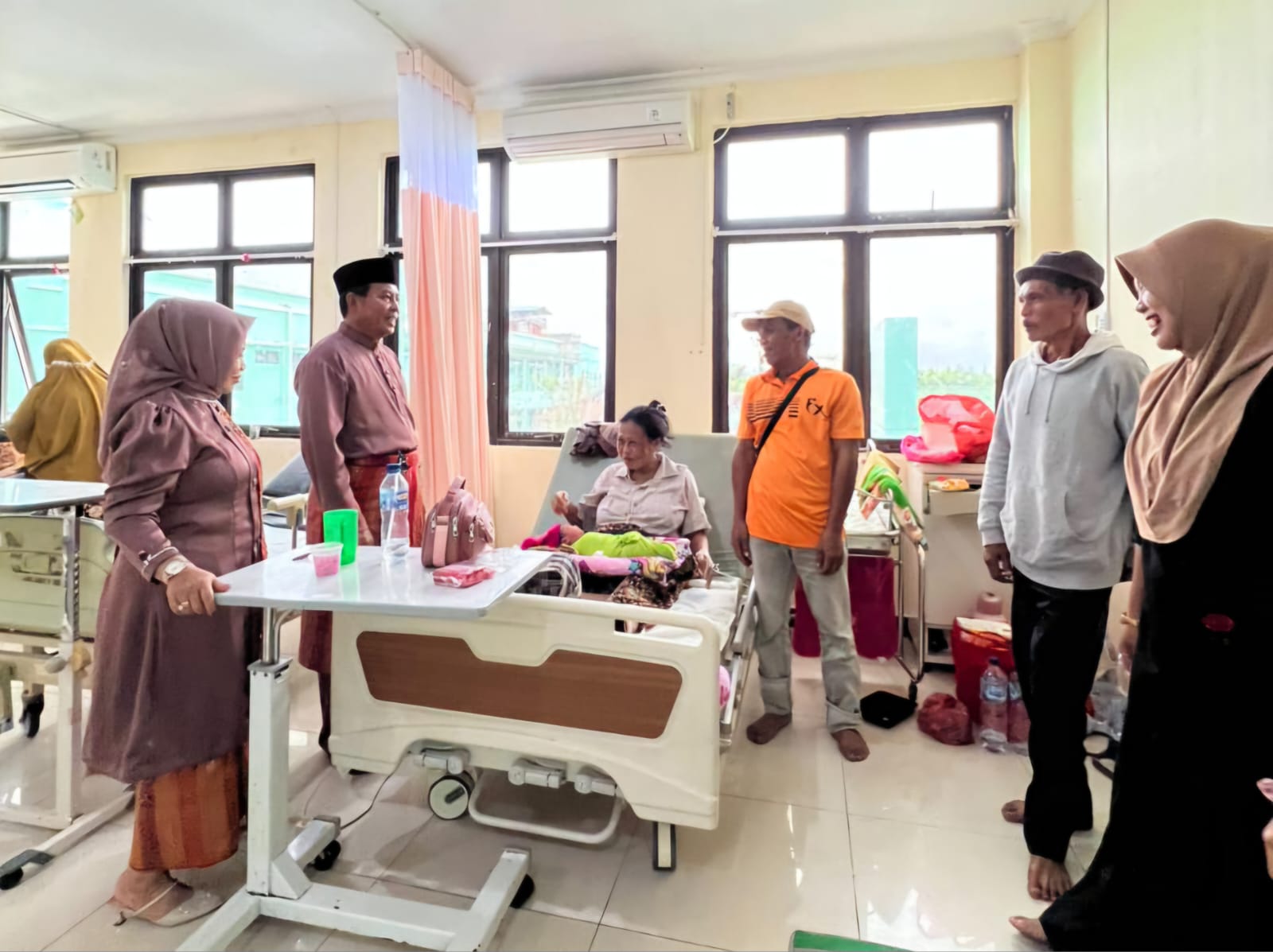 H Hatta dan Istri Sambangi RSUD Kepulauan Meranti Tunjukkan Kepedulian Nyata di Hari Jadi ke 17