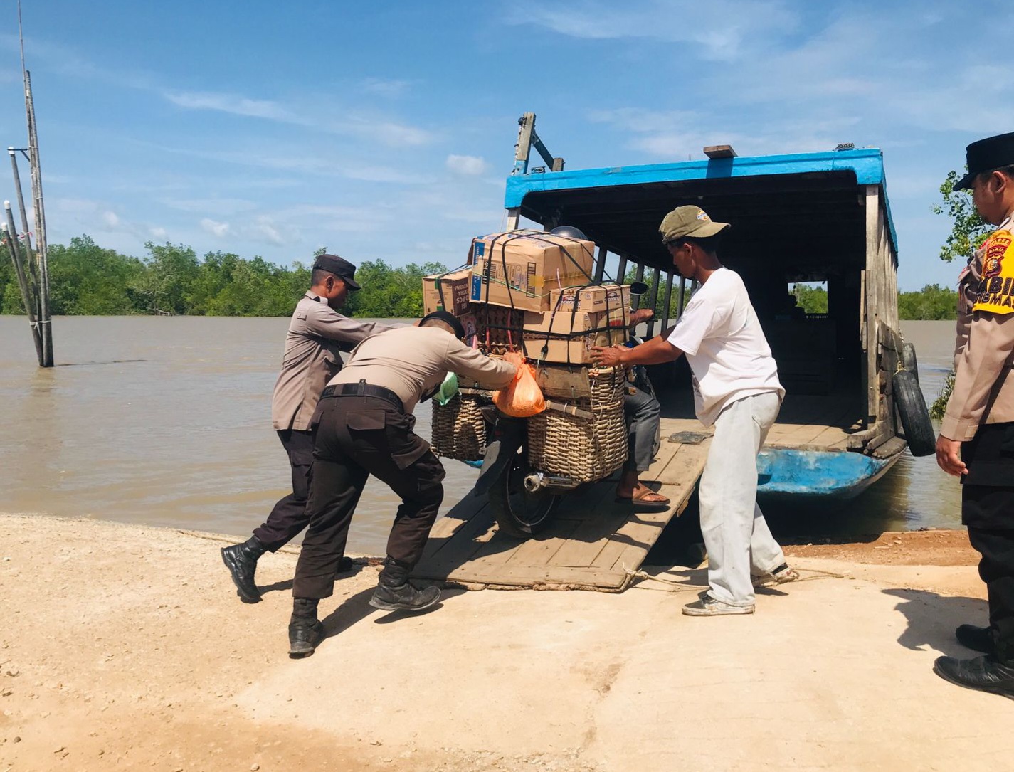 Polres Kepulauan Meranti Tingkatkan Pengamanan Pelabuhan Kempang Selama Operasi Lilin 2025