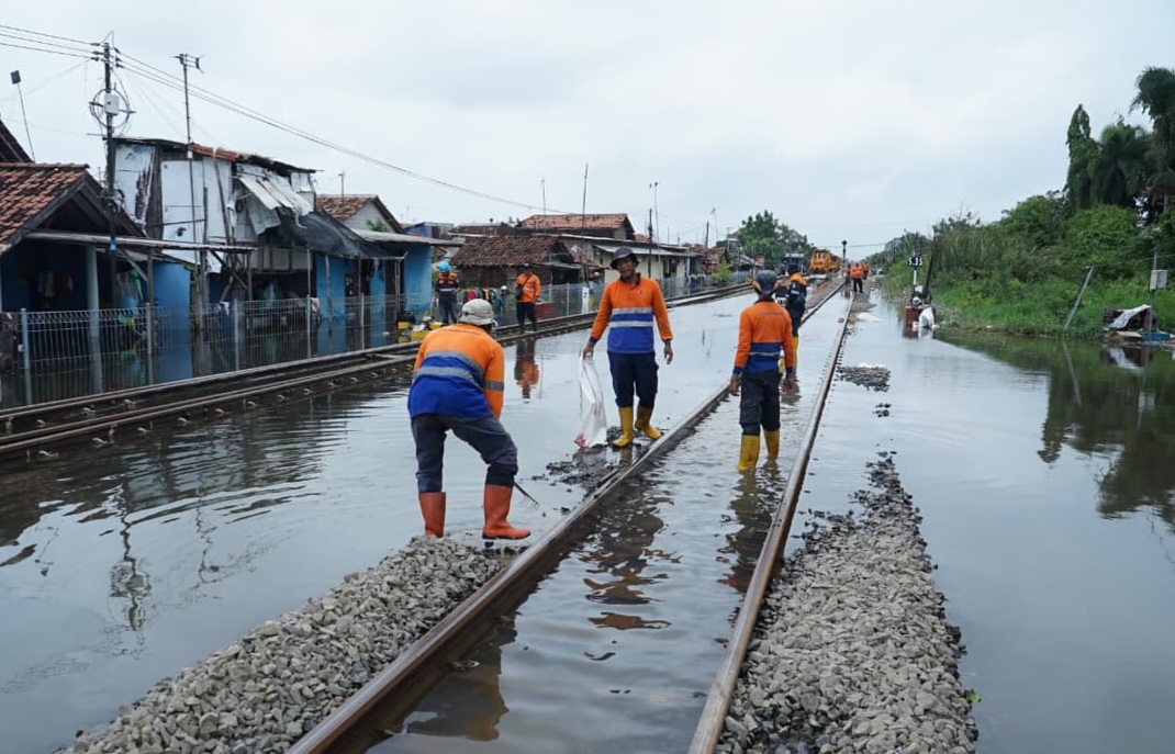 Cuaca Ekstrem dan Banjir Ganggu Operasional KA, KAI Pastikan Jalur Sragi–Pekalongan Berangsur Normal