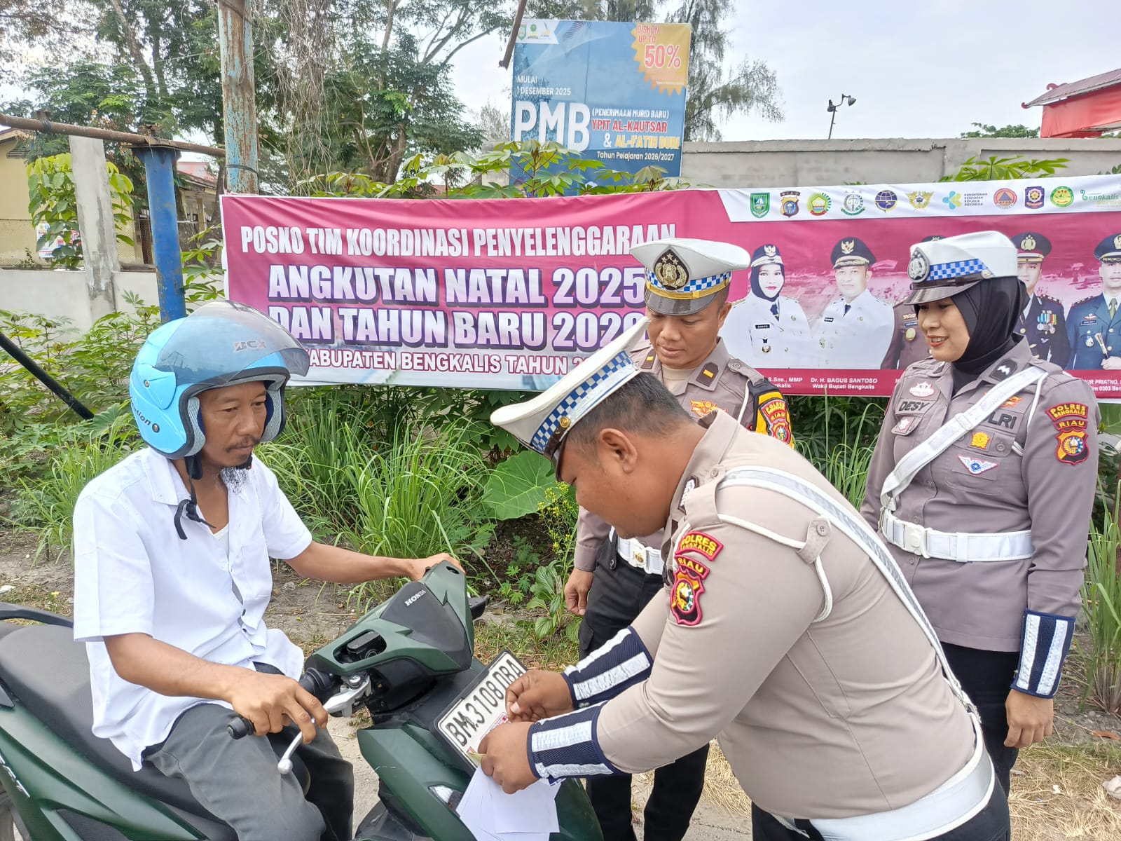 Satlantas Polres Bengkalis Kampanye Keselamatan Bagikan Brosur dan Sticker ke Pengendara