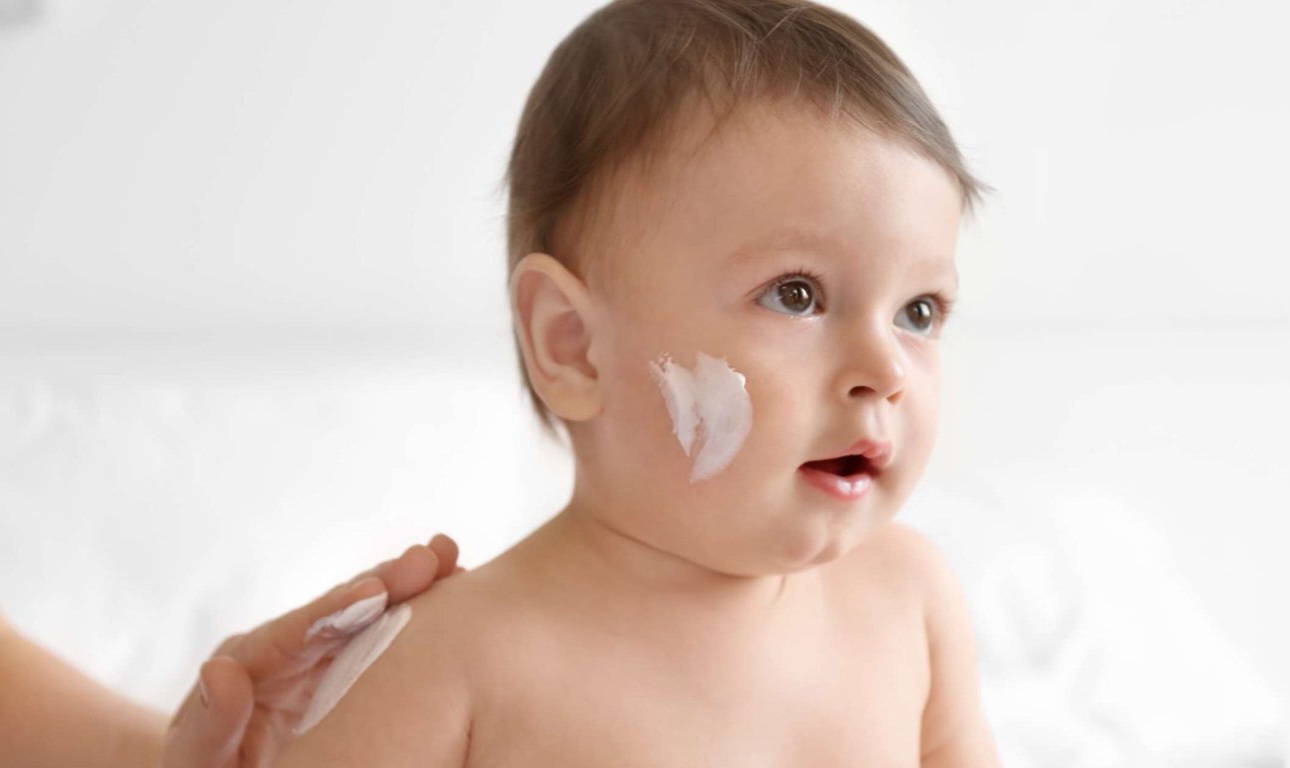 Mom, Lima Kandungan Penting Skincare Bayi Wajib Diperhatikan Orang Tua