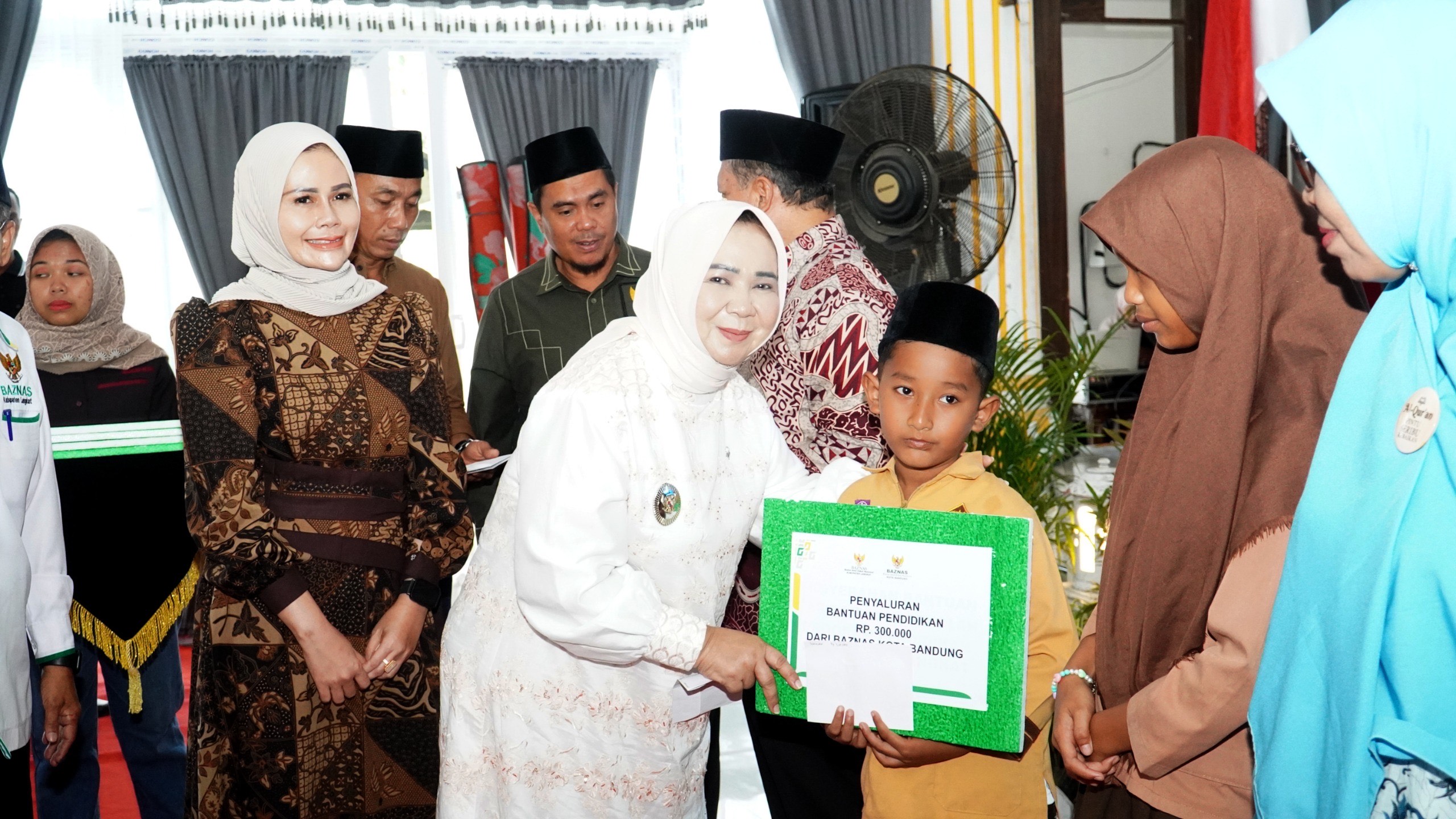 Siswa Dan Guru Ngaji Terdampak Banjir di Langkat Terima Bantuan