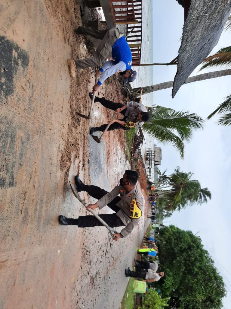 Aksi Polisi di Lingga Bersihkan Jalan Pinggir Pantai saat Cuaca Ekstrem