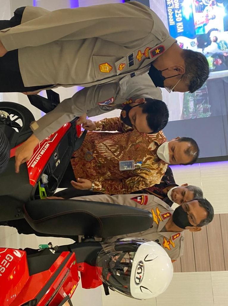 Ramah Lingkungan, Kapolda Babel Ajak Anggota Pakai Motor Listrik