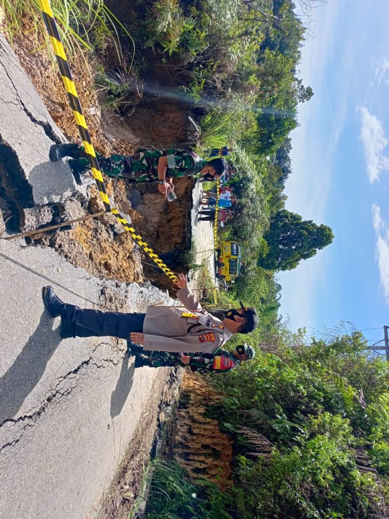 Jalan Provinsi di Taput Amblas Setelah Terjadi Longsor