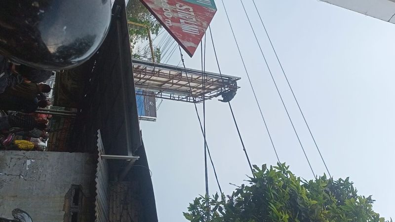 Tubuh Pekerja Spanduk Tergantung di Baliho simpang Unimed