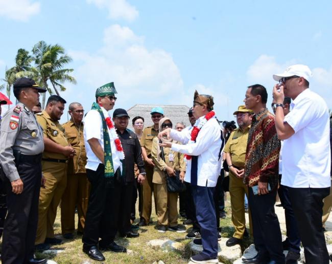 Jambangi Pulau Rupat, Arief Yahya Dipakaikan Tanjak Ketua LAMR