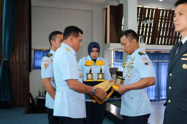 Perwira TNI AU Pekanbaru Sabet Piagam Siswa Terbaik Seskoau A-56 Antar Negara