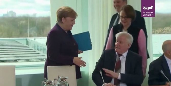 Menteri Jerman Tolak Salaman dengan Kanselir Angela Karena Takut Virus Corona