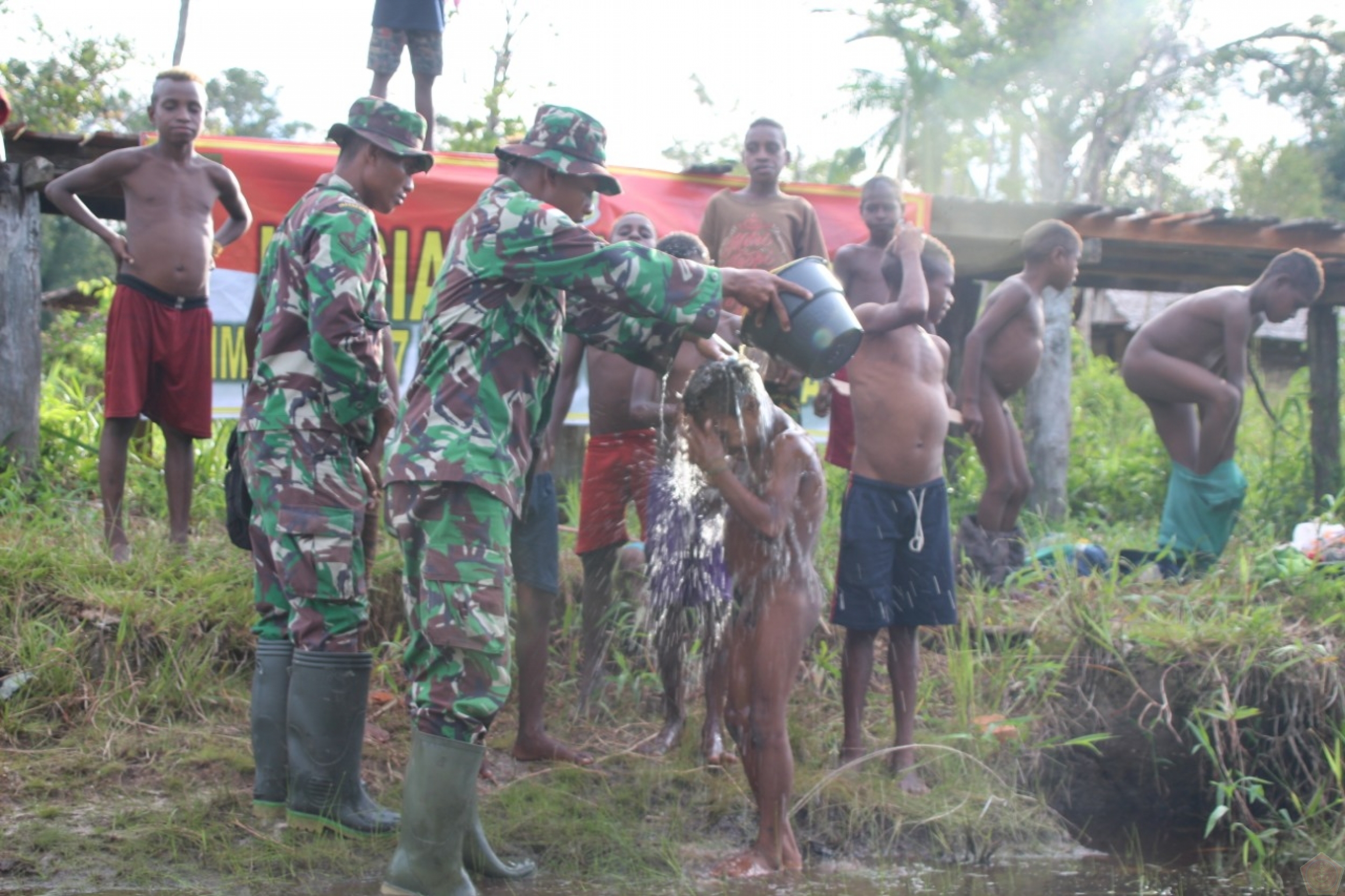 Anak Anak Pedalaman Papua Diajari Personel TNI Mandi Bersih