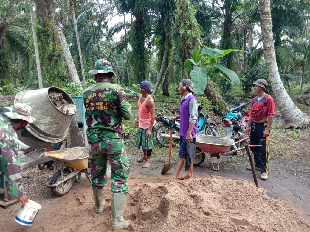 TNI Berpacu Menembus Jalan Desa Pedalaman Inhil