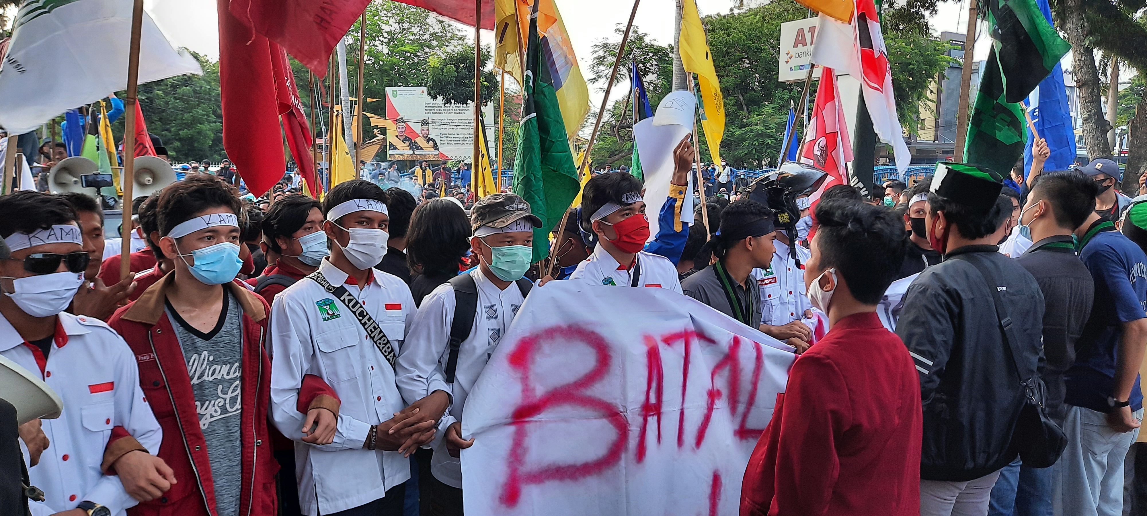 Tolak UU Cipta Kerja, Ratusan Massa Kembali Aksi Damai di DPRD Riau