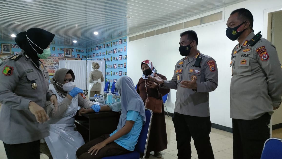 Vaksinasi Covid Penyandang Disabilitas, Ditpamobvit Polda Banten Fasilitasi Bus