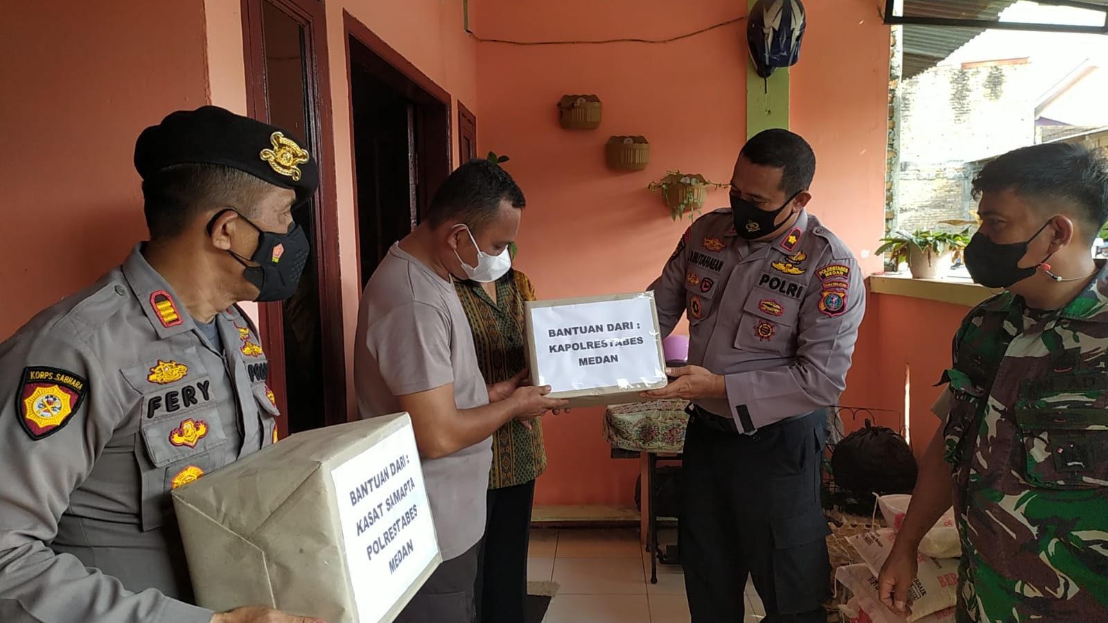 Kapolrestabes Medan Bantu Anggota Terkena Bencana Puting Beliung