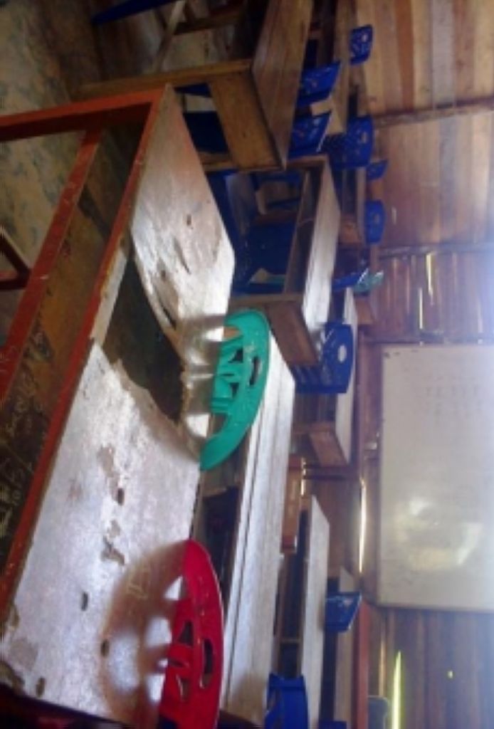 Di Kelas Papan Seberan Karshadi Galau