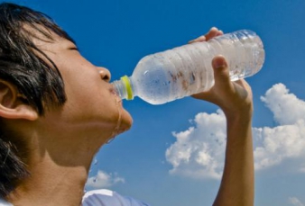 Apa yang terjadi di tubuh saat kamu hanya minum segelas air sehari?