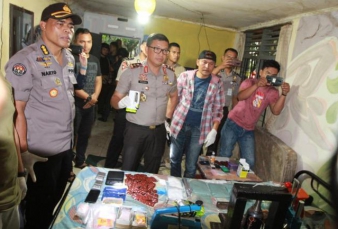 Polisi Gerebek Pabrik Narkoba di Pekanbaru, 800 Butir H5 dan 1 Kg Sabu Disita