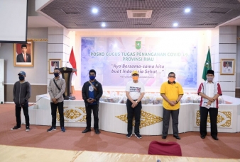 Gubernur Riau Serahkan Bantuan Sembako untuk Mahasiswa Asal Papua
