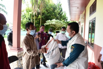 Bupati Kampar Serahkan Sembako ke Warga Kecamatan Rumbio Jaya