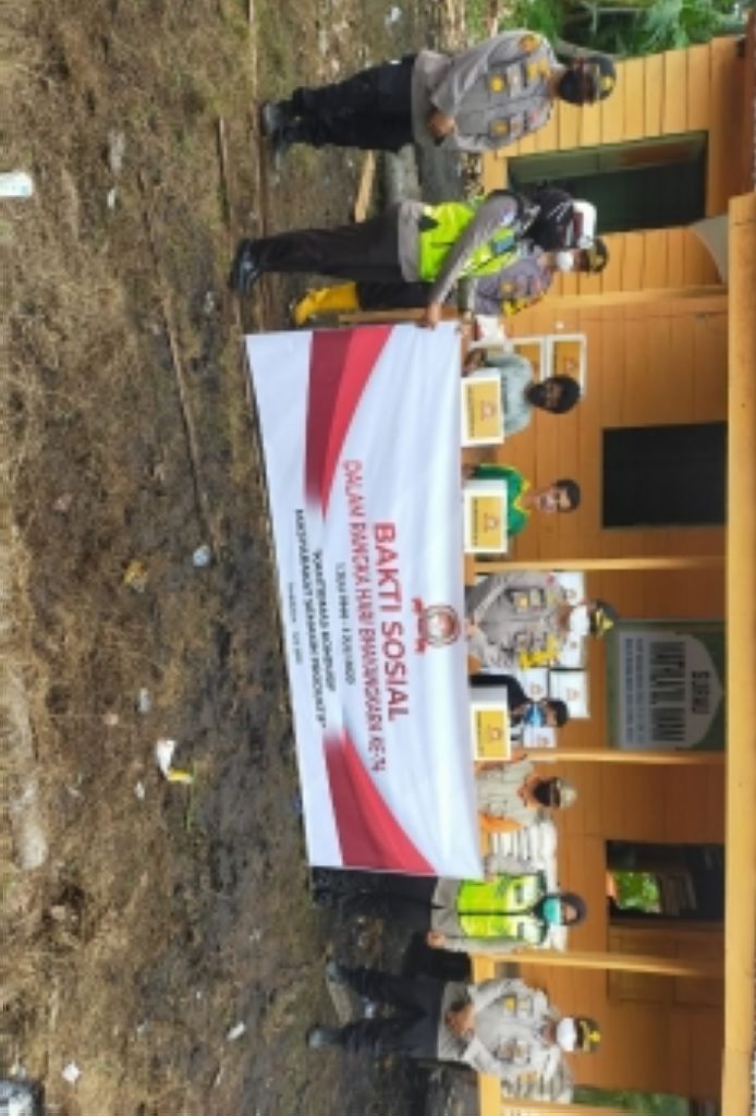 Polisi Renovasi Mushalla di Pedalaman Indragiri Hilir