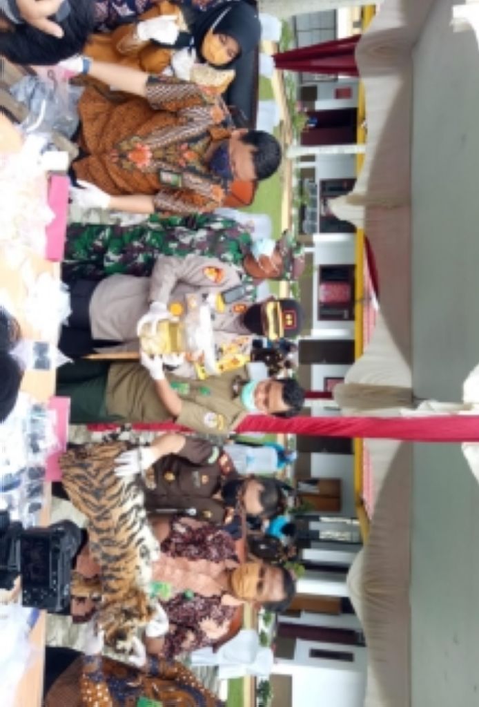 Kejari Pelalawan Musnahkan Kulit Harimau dan 4 Bangkai Janin