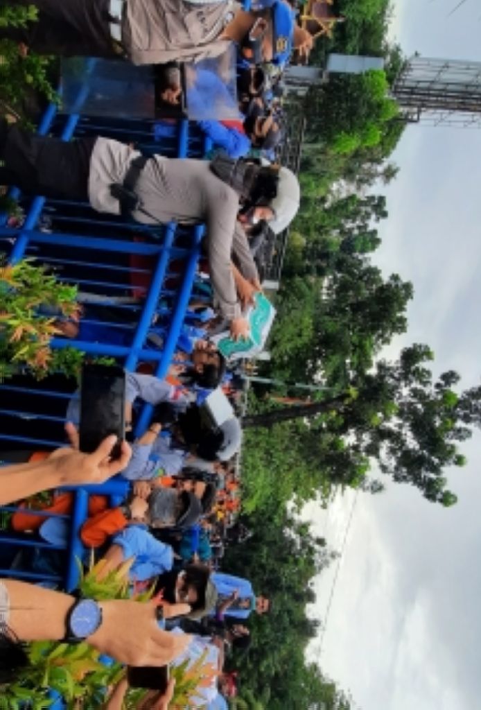 Cerita Mahasiswa Kehausan saat Demo, Kapolresta Pekanbaru Beri Air Mineral