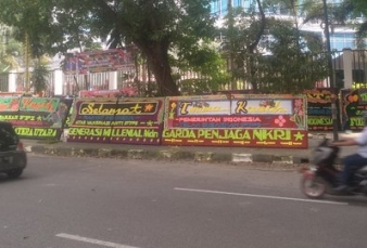 Karangan Bunga Dukung Pelarangan FPI di Medan