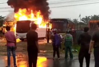 Dua Bus Pariwisata di Pekanbaru Terbakar