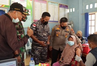 Tim Vaksinator Kerja Ekstra Layani Vaksinasi hingga Pelosok Desa Meski Libur 