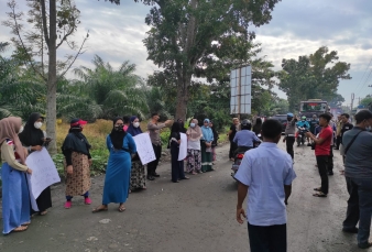 Warga Kampung Banten Langkat Demo Tuntut Pengaspalan Jalan 