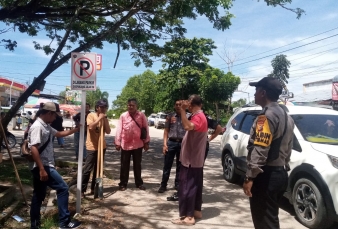 Masyarakat Stop Parkir Kenderaan Sembarangan di Badan Jalan Depan RSUD Mandau