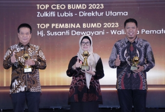 Dua Tahun Berturut-turut dr Susanti Terima Top Pembina BUMD Awards